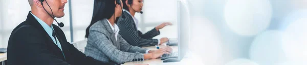 Call center ou agente de suporte ao cliente em banner panorâmico de visão ampla — Fotografia de Stock