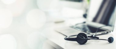 Çağrı merkezindeki kulaklık ve müşteri destek ekipmanları aktif hizmete hazır.