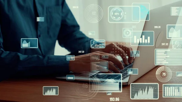 Businessman utilizza computer portatili in grado di analizzare i dati aziendali analitici — Foto Stock