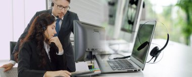 Ofiste çalışan, kulaklık takan iş adamları daha geniş görüşlü.