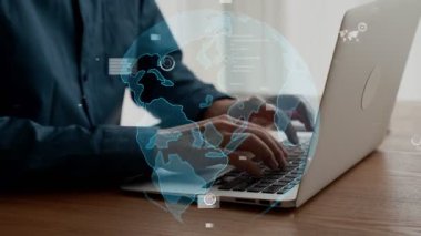 İş adamı iş veri analizini analiz etmek için yetenekli dizüstü bilgisayar kullanır