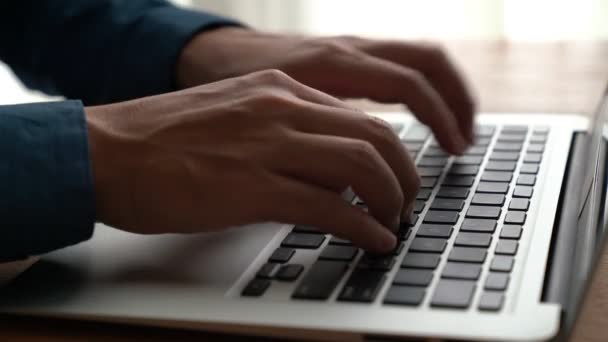 Uomo d'affari mano lavora su computer portatile in grado al tavolo dell'ufficio primo piano colpo — Video Stock