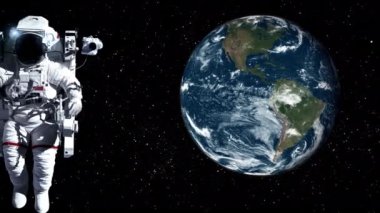 Astronot uzay yürüyüşü yaparken uzay uçuşları görevinde çalışıyor.