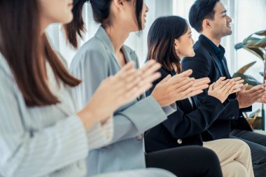 İş kadını, iş projesinde yeterlilikle yer alırsa ekipten kutlamalar aldı