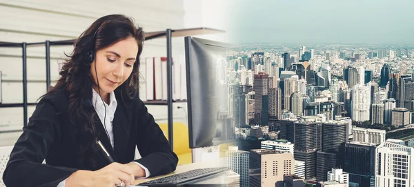 Gente de negocios con auriculares trabajando en la oficina ampliar vista — Foto de Stock