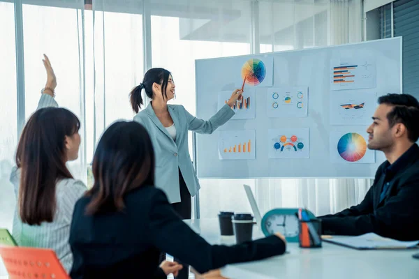 Zakenmensen discussiëren vakkundig over een werkproject terwijl ze in een cirkel zitten — Stockfoto