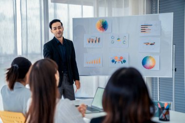 İş adamları daire içinde otururken iş projesini ustaca tartışıyor