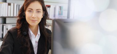 Ofiste çalışan, kulaklık takan iş adamları daha geniş görüşlü.