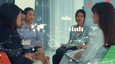 Şirket personeli toplantısındaki iş adamları imrendirici grafikle