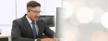 Ofiste çalışan, kulaklık takan iş adamları daha geniş görüşlü.