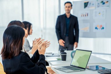 İş kadını, iş projesinde yeterlilikle yer alırsa ekipten kutlamalar aldı