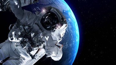 Astronot uzay yürüyüşü yaparken uzay uçuşları görevinde çalışıyor.