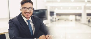 Ofiste çalışan, kulaklık takan iş adamları daha geniş görüşlü.