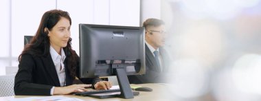 Ofiste çalışan, kulaklık takan iş adamları daha geniş görüşlü.