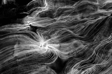 Ağ noktaları ve koyu arkaplanı birbirine bağlayan dijital dokuma çizgilerinin soyut dalgası