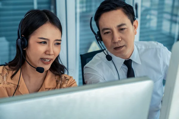 Biznesmeni noszący słuchawki pracujący aktywnie w biurze — Zdjęcie stockowe