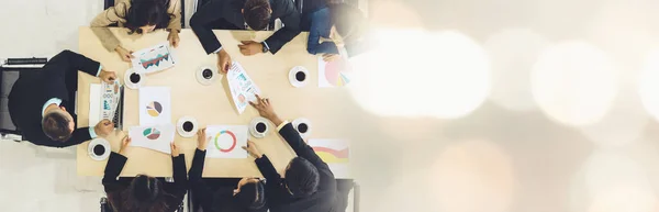 Zakenmensen groep vergadering schot van bovenaf bekijken verbreden uitzicht — Stockfoto