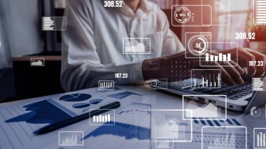 İşadamı, borsa araştırmalarının kavramsal verilerini analiz ediyor.