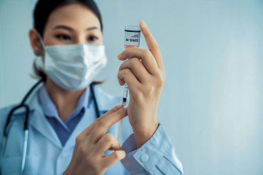 Yetenekli doktor aşıyı enjeksiyondan önce yeterince hazırlayın.