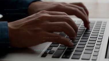 Bilgisayar programcısı programlama kodu geliştirmek için yetenekli dizüstü bilgisayar kullanır