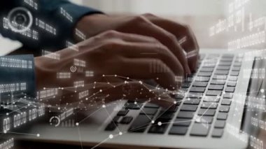 İş adamı iş veri analizini analiz etmek için yetenekli dizüstü bilgisayar kullanır