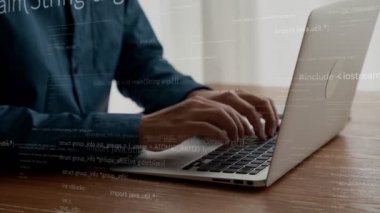 Bilgisayar programcısı programlama kodu geliştirmek için yetenekli dizüstü bilgisayar kullanır