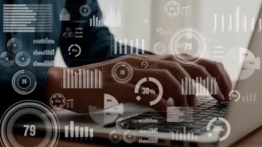 İş adamı iş veri analizini analiz etmek için yetenekli dizüstü bilgisayar kullanır