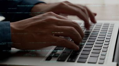 Bilgisayar programcısı programlama kodu geliştirmek için yetenekli dizüstü bilgisayar kullanır