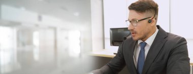 Ofiste çalışan, kulaklık takan iş adamları daha geniş görüşlü.