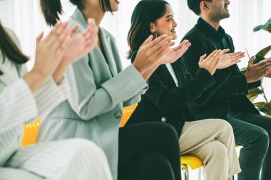 İş kadını, iş projesinde yeterlilikle yer alırsa ekipten kutlamalar aldı
