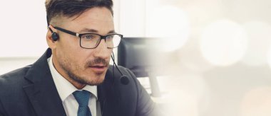 Ofiste çalışan, kulaklık takan iş adamları daha geniş görüşlü.