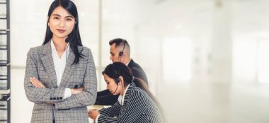 Ofiste çalışan, kulaklık takan iş adamları daha geniş görüşlü.