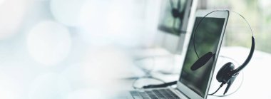 Çağrı merkezindeki kulaklık ve müşteri destek ekipmanları aktif hizmete hazır.