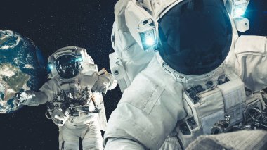 Astronot uzay yürüyüşü yaparken uzay uçuşları görevinde çalışıyor.