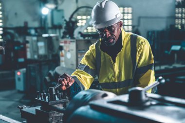 Fabrika işçisi veya mühendisi usta imalat atölyesinde makine işi yapıyor