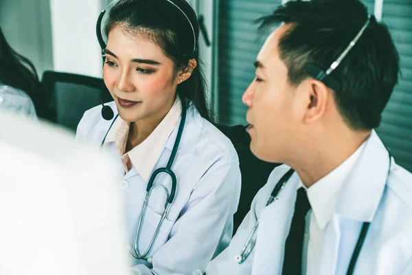 Läkare team bär headset talar aktivt på videosamtal på sjukhus klinik — Stockfoto