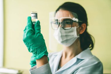 Yetenekli doktor aşıyı enjeksiyondan önce yeterince hazırlayın.