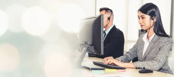 Οι επιχειρηματίες που φορούν ακουστικά και εργάζονται στο γραφείο διευρύνουν την προβολή — Φωτογραφία Αρχείου