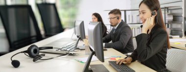 Ofiste çalışan, kulaklık takan iş adamları daha geniş görüşlü.