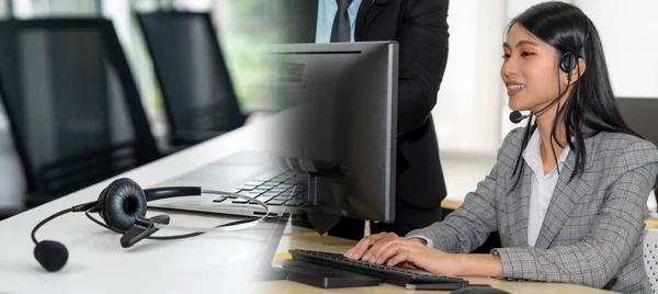 Geschäftsleute mit Headset im Büro erweitern den Blick — Stockfoto