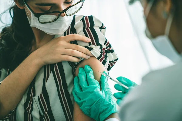 Ung kvinna besöker skicklig läkare på sjukhuset för vaccination — Stockfoto