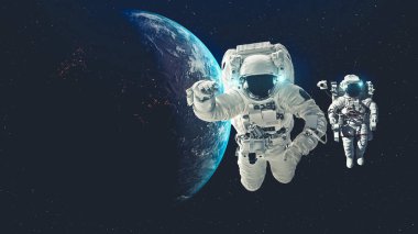 Astronot uzay yürüyüşü yaparken uzay uçuşları görevinde çalışıyor.