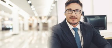 Ofiste çalışan, kulaklık takan iş adamları daha geniş görüşlü.