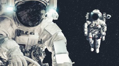 Astronot uzay yürüyüşü yaparken uzay uçuşları görevinde çalışıyor.