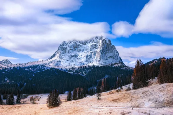 Prachtige winter landschap en sneeuw bevroren berg in Italië . — Stockfoto