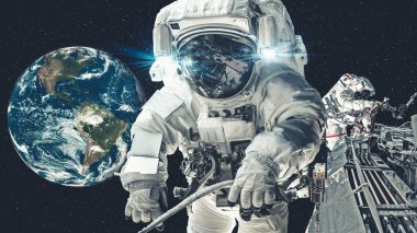 Astronot uzay yürüyüşü yaparken uzay uçuşları görevinde çalışıyor.