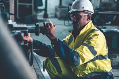 Fabrika işçisi veya mühendisi usta imalat atölyesinde makine işi yapıyor