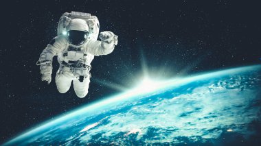 Astronot uzay yürüyüşü yaparken uzay uçuşları görevinde çalışıyor.