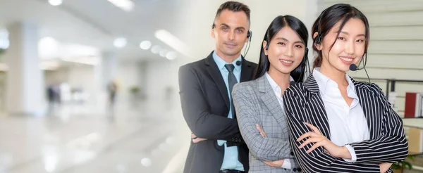 Geschäftsleute mit Headset im Büro erweitern den Blick — Stockfoto