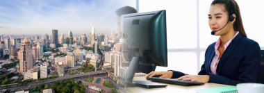 Ofiste çalışan, kulaklık takan iş adamları.